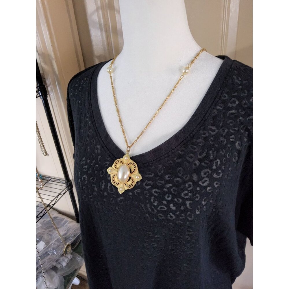 Womens Vintage Gold Tone Finish Faux Pearl Celtic Style Cross Pendant - Picture 5 of 8